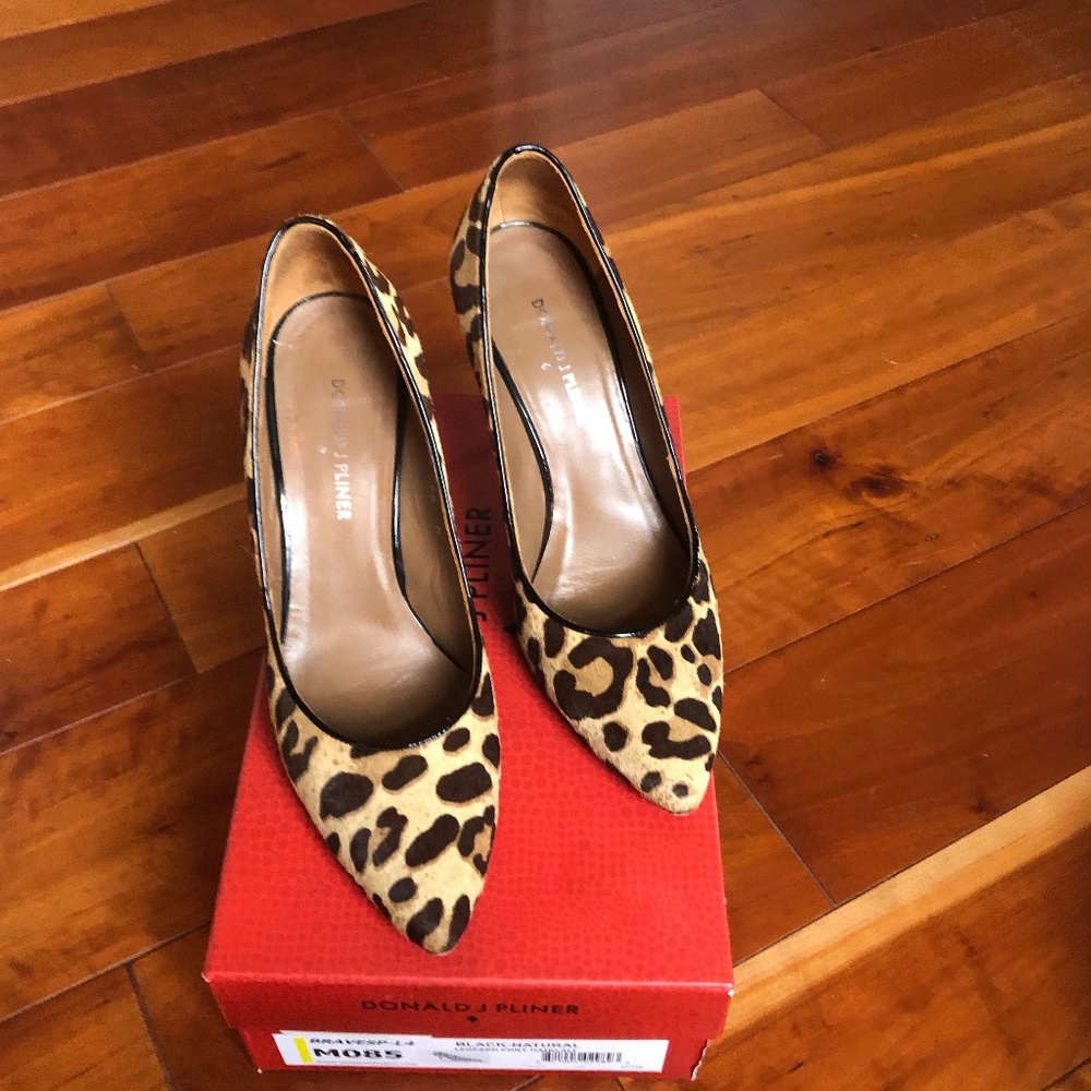 Donald J Pliner Leopard Haircalf pumps